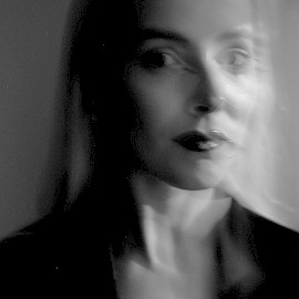 TAIDEKESKUS AHJO, SYSI-SALI; JENNIFER LIPKIN - MAA, JOKA MUODOSTUI ENNEN LILJOJA